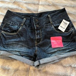 Mid-rise roll up refuge shorts size 4.